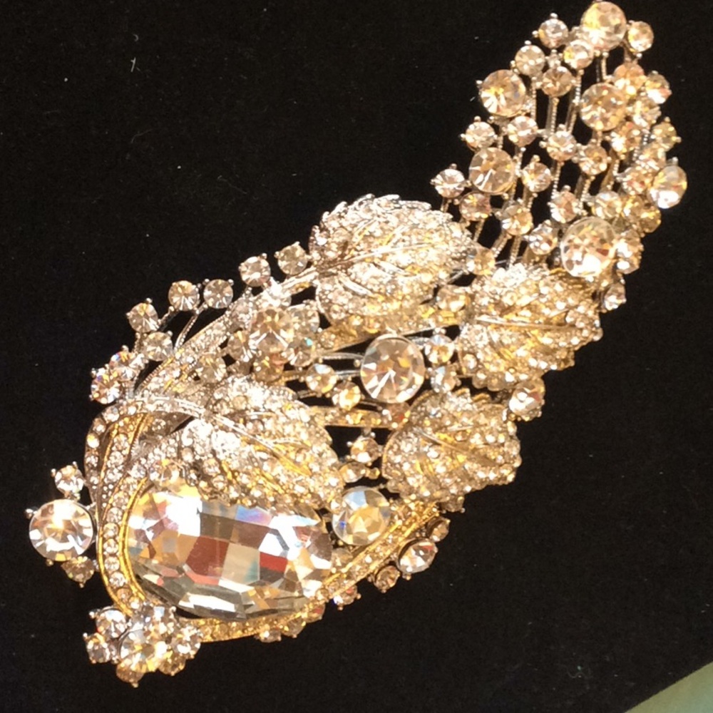 NWOT Vintage-inspired rhinestone brooch SILVERTONE (a4553)